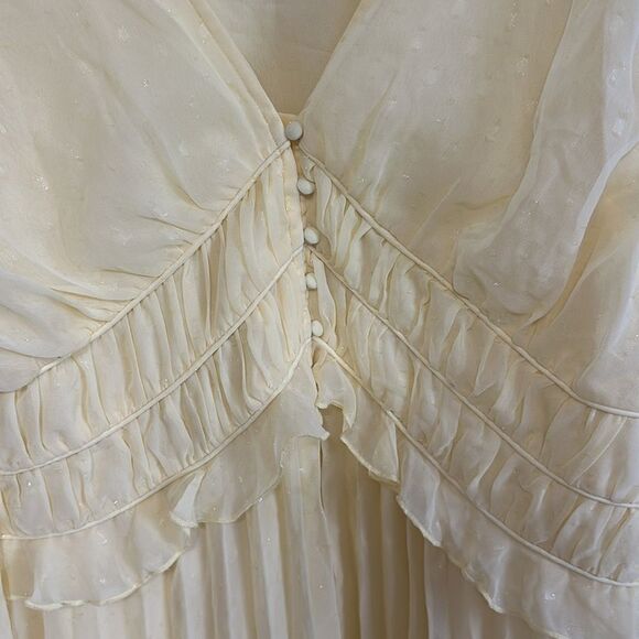 ASOS Design Curve Button Up Ruched Waist Pleated midi Dress in Metallic Texture - Picture 3 of 7